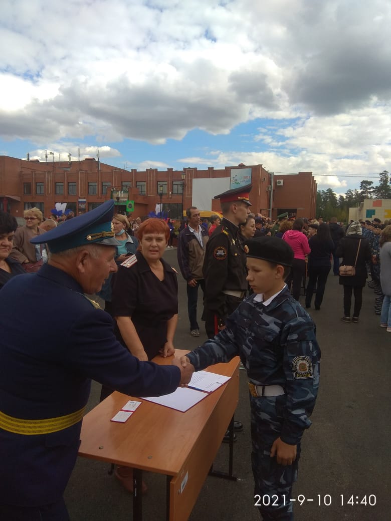 Подполковник Погорелко Владимир Дмитриевич ветеран войны в Афганистане вручает удостоверение кадета  кадету 7к2 взвода.